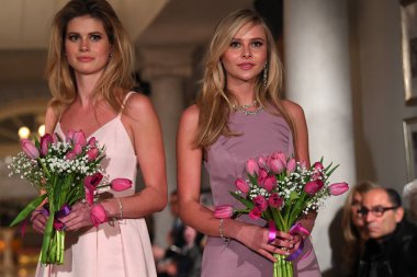 New York, Ny - 12 Nisan: Modelleri yürüyüş New York'ta üzerinde 12 Nisan 2018 Oleg Cassini bahar 2019 gelin moda gösterisi sırasında pist. 