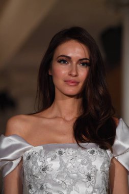 New York, Ny - 12 Nisan: Oleg Cassini bahar 2019 gelin moda sırasında pist göstermek 12 Nisan 2018 New York'ta bir model yürür. 
