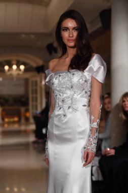 New York, Ny - 12 Nisan: Oleg Cassini bahar 2019 gelin moda sırasında pist göstermek 12 Nisan 2018 New York'ta bir model yürür. 