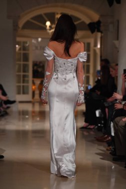 New York, Ny - 12 Nisan: Oleg Cassini bahar 2019 gelin moda sırasında pist göstermek 12 Nisan 2018 New York'ta bir model yürür. 
