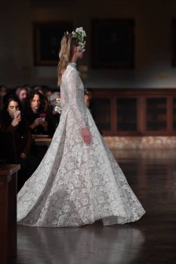 New York, Ny - 12 Nisan: Manken Reem Acra ilkbahar 2019 Gelin Koleksiyonu New York Halk Kütüphanesi ' 12 Nisan 2018 New York'ta giyen pist yürür. 