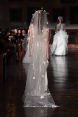 New York, Ny - 12 Nisan: Manken Reem Acra ilkbahar 2019 Gelin Koleksiyonu New York Halk Kütüphanesi ' 12 Nisan 2018 New York'ta giyen pist yürür. 