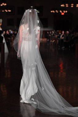New York, Ny - 12 Nisan: Manken Reem Acra ilkbahar 2019 Gelin Koleksiyonu New York Halk Kütüphanesi ' 12 Nisan 2018 New York'ta giyen pist yürür. 
