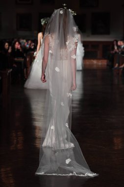 New York, Ny - 12 Nisan: Manken Reem Acra ilkbahar 2019 Gelin Koleksiyonu New York Halk Kütüphanesi ' 12 Nisan 2018 New York'ta giyen pist yürür. 