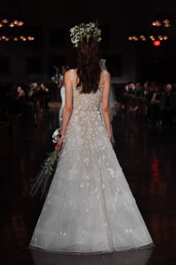 New York, Ny - 12 Nisan: Manken Reem Acra ilkbahar 2019 Gelin Koleksiyonu New York Halk Kütüphanesi ' 12 Nisan 2018 New York'ta giyen pist yürür. 