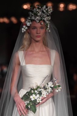 New York, Ny - 12 Nisan: Manken Reem Acra ilkbahar 2019 Gelin Koleksiyonu New York Halk Kütüphanesi ' 12 Nisan 2018 New York'ta giyen pist yürür. 