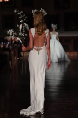 New York, Ny - 12 Nisan: Manken Reem Acra ilkbahar 2019 Gelin Koleksiyonu New York Halk Kütüphanesi ' 12 Nisan 2018 New York'ta giyen pist yürür. 