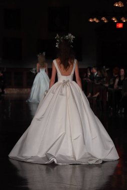 New York, Ny - 12 Nisan: Manken Reem Acra ilkbahar 2019 Gelin Koleksiyonu New York Halk Kütüphanesi ' 12 Nisan 2018 New York'ta giyen pist yürür. 