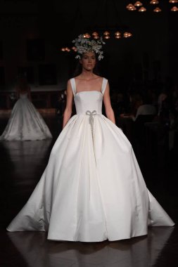 New York, Ny - 12 Nisan: Manken Reem Acra ilkbahar 2019 Gelin Koleksiyonu New York Halk Kütüphanesi ' 12 Nisan 2018 New York'ta giyen pist yürür. 