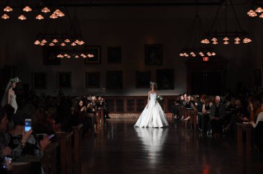 New York, Ny - 12 Nisan: Manken Reem Acra ilkbahar 2019 Gelin Koleksiyonu New York Halk Kütüphanesi ' 12 Nisan 2018 New York'ta giyen pist yürür. 