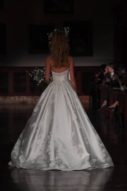 New York, Ny - 12 Nisan: Manken Reem Acra ilkbahar 2019 Gelin Koleksiyonu New York Halk Kütüphanesi ' 12 Nisan 2018 New York'ta giyen pist yürür. 