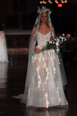 New York, Ny - 12 Nisan: Manken Reem Acra ilkbahar 2019 Gelin Koleksiyonu New York Halk Kütüphanesi ' 12 Nisan 2018 New York'ta giyen pist yürür. 