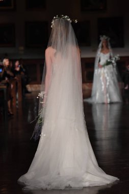 New York, Ny - 12 Nisan: Manken Reem Acra ilkbahar 2019 Gelin Koleksiyonu New York Halk Kütüphanesi ' 12 Nisan 2018 New York'ta giyen pist yürür. 