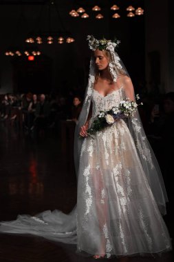 New York, Ny - 12 Nisan: Manken Reem Acra ilkbahar 2019 Gelin Koleksiyonu New York Halk Kütüphanesi ' 12 Nisan 2018 New York'ta giyen pist yürür. 