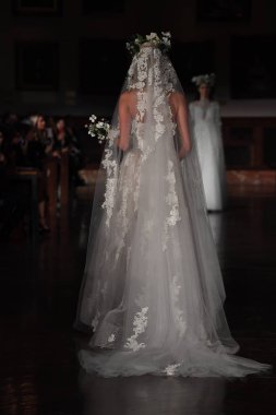 New York, Ny - 12 Nisan: Manken Reem Acra ilkbahar 2019 Gelin Koleksiyonu New York Halk Kütüphanesi ' 12 Nisan 2018 New York'ta giyen pist yürür. 
