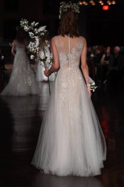 New York, Ny - 12 Nisan: Manken Reem Acra ilkbahar 2019 Gelin Koleksiyonu New York Halk Kütüphanesi ' 12 Nisan 2018 New York'ta giyen pist yürür. 