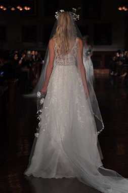 New York, Ny - 12 Nisan: Manken Reem Acra ilkbahar 2019 Gelin Koleksiyonu New York Halk Kütüphanesi ' 12 Nisan 2018 New York'ta giyen pist yürür. 