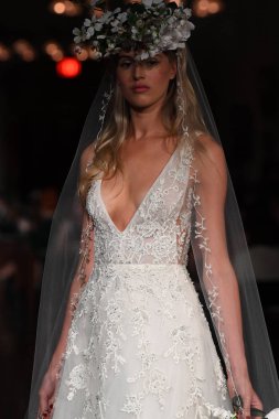 New York, Ny - 12 Nisan: Manken Reem Acra ilkbahar 2019 Gelin Koleksiyonu New York Halk Kütüphanesi ' 12 Nisan 2018 New York'ta giyen pist yürür. 