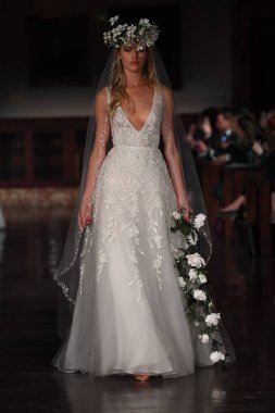 New York, Ny - 12 Nisan: Manken Reem Acra ilkbahar 2019 Gelin Koleksiyonu New York Halk Kütüphanesi ' 12 Nisan 2018 New York'ta giyen pist yürür. 