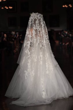 New York, Ny - 12 Nisan: Manken Reem Acra ilkbahar 2019 Gelin Koleksiyonu New York Halk Kütüphanesi ' 12 Nisan 2018 New York'ta giyen pist yürür. 