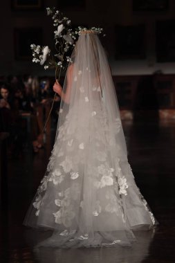 New York, Ny - 12 Nisan: Manken Reem Acra ilkbahar 2019 Gelin Koleksiyonu New York Halk Kütüphanesi ' 12 Nisan 2018 New York'ta giyen pist yürür. 