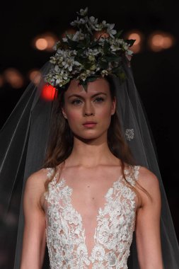 New York, Ny - 12 Nisan: Manken Reem Acra ilkbahar 2019 Gelin Koleksiyonu New York Halk Kütüphanesi ' 12 Nisan 2018 New York'ta giyen pist yürür. 