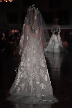 New York, Ny - 12 Nisan: Manken Reem Acra ilkbahar 2019 Gelin Koleksiyonu New York Halk Kütüphanesi ' 12 Nisan 2018 New York'ta giyen pist yürür. 