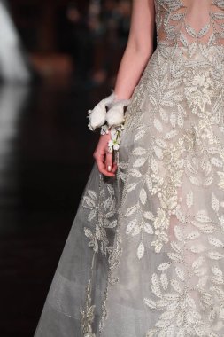 New York, Ny - 12 Nisan: Manken Reem Acra ilkbahar 2019 Gelin Koleksiyonu New York Halk Kütüphanesi ' 12 Nisan 2018 New York'ta giyen pist yürür. 