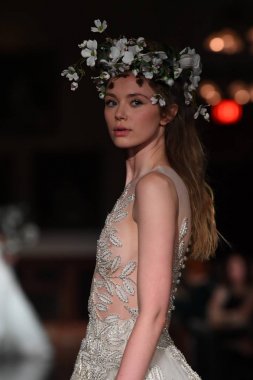 New York, Ny - 12 Nisan: Manken Reem Acra ilkbahar 2019 Gelin Koleksiyonu New York Halk Kütüphanesi ' 12 Nisan 2018 New York'ta giyen pist yürür. 