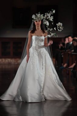 New York, Ny - 12 Nisan: Manken Reem Acra ilkbahar 2019 Gelin Koleksiyonu New York Halk Kütüphanesi ' 12 Nisan 2018 New York'ta giyen pist yürür. 