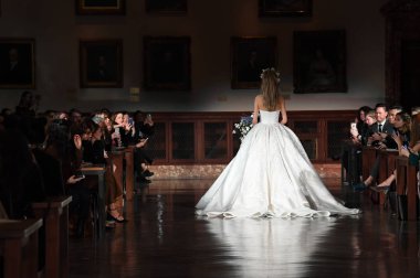 New York, Ny - 12 Nisan: Manken Reem Acra ilkbahar 2019 Gelin Koleksiyonu New York Halk Kütüphanesi ' 12 Nisan 2018 New York'ta giyen pist yürür. 