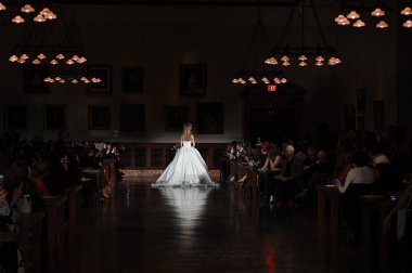 New York, Ny - 12 Nisan: Manken Reem Acra ilkbahar 2019 Gelin Koleksiyonu New York Halk Kütüphanesi ' 12 Nisan 2018 New York'ta giyen pist yürür. 