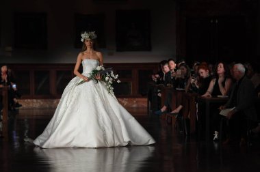 New York, Ny - 12 Nisan: Manken Reem Acra ilkbahar 2019 Gelin Koleksiyonu New York Halk Kütüphanesi ' 12 Nisan 2018 New York'ta giyen pist yürür. 