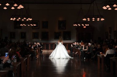 New York, Ny - 12 Nisan: Manken Reem Acra ilkbahar 2019 Gelin Koleksiyonu New York Halk Kütüphanesi ' 12 Nisan 2018 New York'ta giyen pist yürür. 