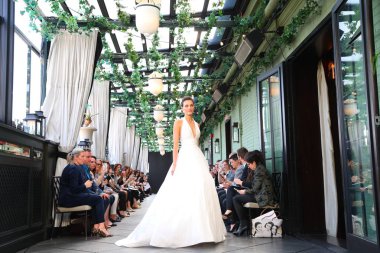 New York, Ny - Nisan 13: Amsale haraç bahar 2019 pist pist göstermek Gramercy Park Hotel adlı 13 Nisan 2018 New York'ta bir model yürür..