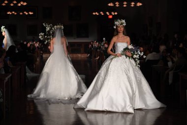 New York, Ny - 12 Nisan: Manken Reem Acra ilkbahar 2019 Gelin Koleksiyonu New York Halk Kütüphanesi ' 12 Nisan 2018 New York'ta giyen pist yürür. 