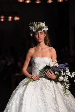 New York, Ny - 12 Nisan: Manken Reem Acra ilkbahar 2019 Gelin Koleksiyonu New York Halk Kütüphanesi ' 12 Nisan 2018 New York'ta giyen pist yürür. 