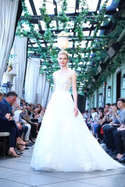 New York, Ny - Nisan 13: Amsale haraç bahar 2019 pist pist göstermek Gramercy Park Hotel adlı 13 Nisan 2018 New York'ta bir model yürür..