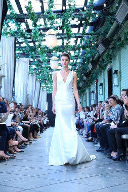 New York, Ny - Nisan 13: Amsale haraç bahar 2019 pist pist göstermek Gramercy Park Hotel adlı 13 Nisan 2018 New York'ta bir model yürür..