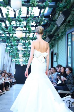 New York, Ny - Nisan 13: Amsale haraç bahar 2019 pist pist göstermek Gramercy Park Hotel adlı 13 Nisan 2018 New York'ta bir model yürür..