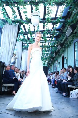 New York, Ny - Nisan 13: Amsale haraç bahar 2019 pist pist göstermek Gramercy Park Hotel adlı 13 Nisan 2018 New York'ta bir model yürür..