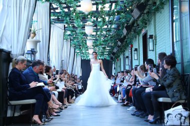 New York, Ny - Nisan 13: Amsale haraç bahar 2019 pist pist göstermek Gramercy Park Hotel adlı 13 Nisan 2018 New York'ta bir model yürür..