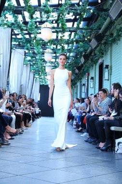 New York, Ny - Nisan 13: Amsale haraç bahar 2019 pist pist göstermek Gramercy Park Hotel adlı 13 Nisan 2018 New York'ta bir model yürür..