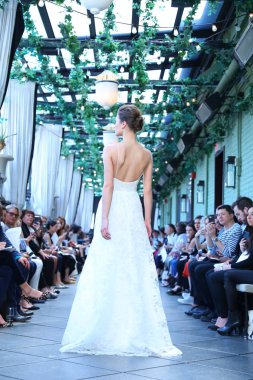 New York, Ny - Nisan 13: Amsale haraç bahar 2019 pist pist göstermek Gramercy Park Hotel adlı 13 Nisan 2018 New York'ta bir model yürür..