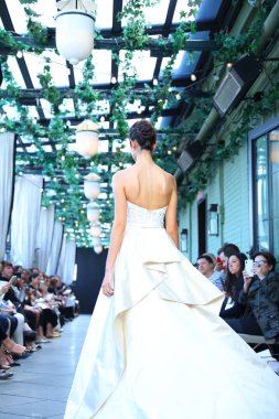 New York, Ny - Nisan 13: Amsale haraç bahar 2019 pist pist göstermek Gramercy Park Hotel adlı 13 Nisan 2018 New York'ta bir model yürür..