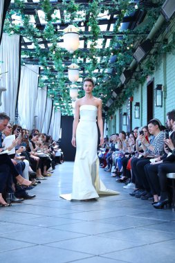 New York, Ny - Nisan 13: Amsale haraç bahar 2019 pist pist göstermek Gramercy Park Hotel adlı 13 Nisan 2018 New York'ta bir model yürür..