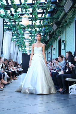 New York, Ny - Nisan 13: Amsale haraç bahar 2019 pist pist göstermek Gramercy Park Hotel adlı 13 Nisan 2018 New York'ta bir model yürür..