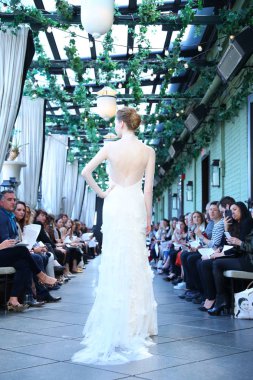 New York, Ny - Nisan 13: Amsale haraç bahar 2019 pist pist göstermek Gramercy Park Hotel adlı 13 Nisan 2018 New York'ta bir model yürür..