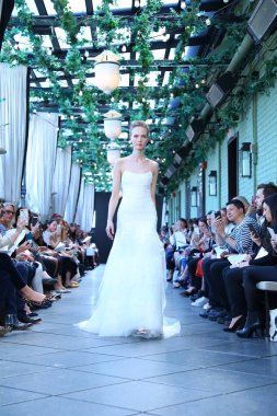 New York, Ny - Nisan 13: Amsale haraç bahar 2019 pist pist göstermek Gramercy Park Hotel adlı 13 Nisan 2018 New York'ta bir model yürür..