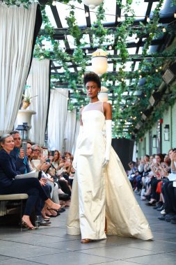 New York, Ny - Nisan 13: Amsale haraç bahar 2019 pist pist göstermek Gramercy Park Hotel adlı 13 Nisan 2018 New York'ta bir model yürür..